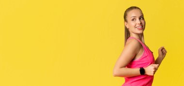 Fitness Konsepti. Sarı arka planda spor kıyafetli mutlu atlet portresi, kopya alanı olan panorama.