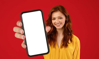 Yeşil Stüdyo 'nun arka planında kameraya gülümseyen Milenyum Kızı, 