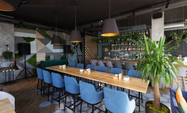 Koltukları ve ahşap masaları olan şirin bir restoran, insan yok, dezenfeksiyon, koronavirüs konsepti, panorama
