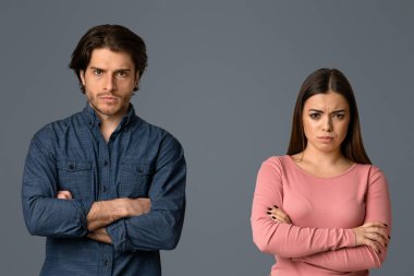 Milenyum çifti ilişki sorunlarından muzdarip, yan yana durarak stüdyoda hafif bir arkaplan ve boş alan üzerine kavga ediyorlar.