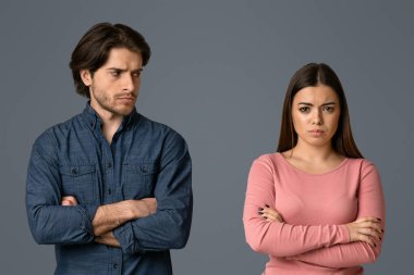 Kavgadan sonra kız arkadaşına saldıran genç bir adam. İlişkilerinde sorunlar yaşayan bir çift. Boş alanı olan hafif stüdyo geçmişi.