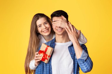 Kız, erkeğe gözlerini kapar ve ona hediye verir, boş yer.