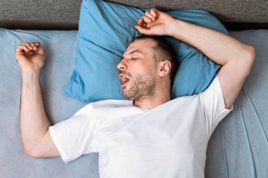 Coronavirus Karantina Yaşam Tarzı. Salgın Kendini İzole Etme sırasında Evde Yatakta Yatan Adam. Panorama