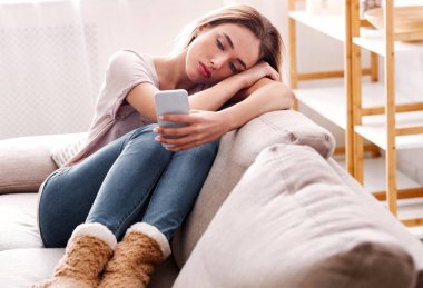 Kız evde tecritte kaldı ve akıllı telefondan yazı yazdı.