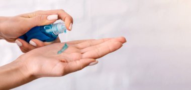 2019-ncov salgını sırasında dezenfeksiyon. Kadın antiseptikle elini ovuşturuyor.