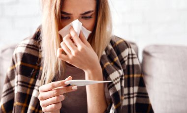 Yüksek sıcaklık kavramı. Coronavirus sırasında evde kadın izolasyonu