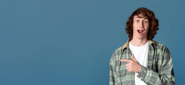 Özel teklif konsepti. Heyecanlı gençlik turkuaz arka planı bir yana, tasarım için boş alan. Panorama