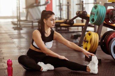 Güzel bir kadın yoga, pilates ya da spor kulübünde esneme yapıyor.