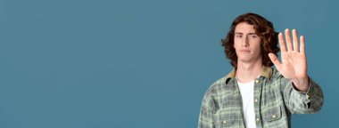 Reddedildi. Renk arkaplanında DUR hareketi gösteren ciddi genç adam