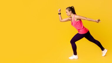 Spor ve Spor Konsepti. Spor Giyimli Motivasyonlu Genç Kadın Sarı Arkaplan, Boş Alanlı Panorama, Yan Görünüm