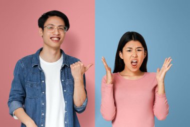 Karantina sırasında deliriyor. Gülen Asyalı adam çığlık atan çılgın kız arkadaşını işaret ediyor.