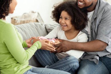 Doğum günü ve anneler günü kavramı. Mutlu Kara Baba ve Kızı sürpriz anneye hediye veriyor, TA 'yı birlikte oturtuyor.