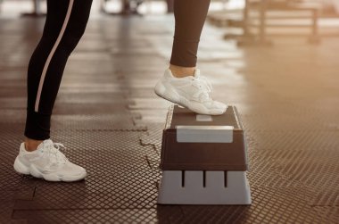 Spor salonunda egzersiz yapan genç bir kadın, yakın plan.