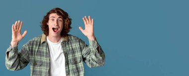 İyi şanslar ve zafer konsepti. Renkli arka planda sevinçten haykıran binlerce yıllık adam.