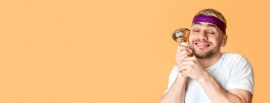 Mutlu milenyum insanları ödüllendirilir ve gözlerini kapatır, panorama, serbest alan