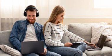 Hafta sonu tatili. Milenyum çifti aletlerle vakit geçiriyor, online çalışıyor ve oynuyor, boş alan