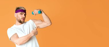 Komik adam sarı arka planda kaslarını ve halterlerini gösteriyor.