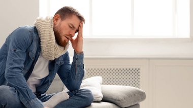 Covid-19 semptomu. Evde ateşler içinde kıvranan genç bir adam.