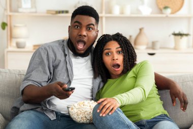 Korku Filmi. Televizyonda korku filmi seyreden ve evde patlamış mısır yiyen çift şaşırdı.