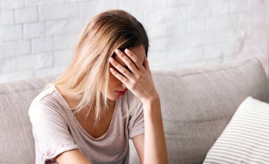 Üzgün kız, karantinaya alınması gereken izolasyonda kalmak için el ele tutuşmuş.