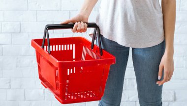 Boş alışveriş sepeti. Salgın sırasında yiyecek alma sorunu