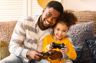 Afrika kökenli Amerikan aile oyuncuları karantina sırasında konsolda oynuyorlar