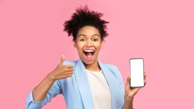 Tavsiye ederim. Heyecanlı afro kadın cep telefonunu siyah ekranla gösteriyor, başparmak hareketi yapıyor, taklit ediyor.