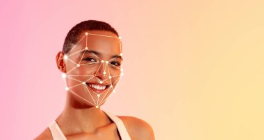 Kısa saçlı Afro-Amerikalı bir kadın, özgüvenle gülümsüyor. Yüz tanıma sistemi yüz hatlarını örtüyor, turuncudan pembeye geçiş yapan canlı bir gradyan arkaplan üzerine kurulmuş..