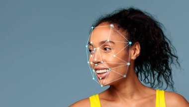 Kıvırcık saçlı Afro-Amerikalı kadın gülümsüyor. Yüz tanıma teknolojisi yüzünü sağlam bir arka plana vuruyor. Ayarlar modern ve teknolojiye odaklı..