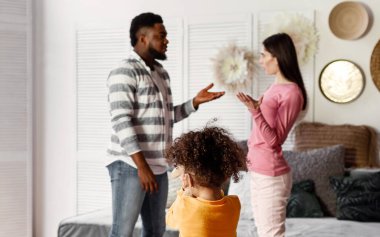 Evde ebeveynler kavga ettiğinde kızı kulaklarını kapatır.