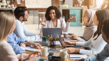 Genç neşeli iş adamları ofiste brifing veriyor. Müdürle yaratıcı fikirleri paylaşıyorlar. Kapatıyorlar.