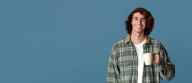 Milenyum çocuğu elinde kahve fincanı tutuyor.