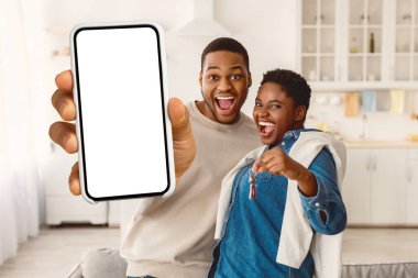 Taşınma Günü. Yeni evlerinin anahtarlarını tutan ve gösteren mutlu Afrika kökenli Amerikalı çift. Yumruklarını sıkan adam. Heyecanlı ev sahipleri taşınmayı kutluyor ve eğleniyorlar.