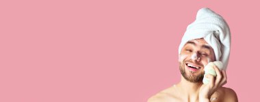 Komik bir milenyum adamı yüzüne sünger, panorama sürüyor.