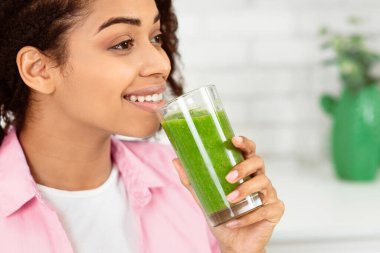 Sağlıklı içecek. Gülümseyen Siyah Kız Bardağı tutuyor, Lezzetli Detox Smoothie içiyor, Copyspace