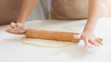 Granny 'nin pişirme dersi. Masada büyükannesiyle para yuvarlayan tanınmamış bir çocuk var.