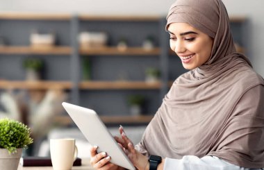 Teknoloji. Milenyum Müslüman Kadını, İçişleri Bakanlığı 'nda Dijital Tablet ile vakit geçiriyor, Haberleri okuyor, İnternet izliyor, Videoları izliyor, Sosyal ağları kontrol ediyor, Ücretsiz Kopya Alanı' nı kontrol ediyor.