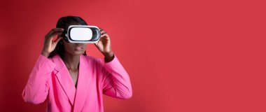 Kızıl Arkaplan Üzerinde VR gözlüklü genç bayan, Sanal Gerçekliği Yaşayan Afro-Amerikan kadını, Eğlence İçin Modern Teknolojilerin tadını çıkaran, Kopyalama Alanı