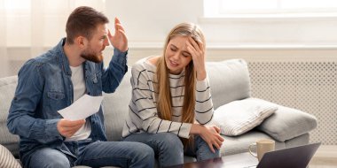 İlişki sorunu para yüzünden. Kızgın koca, ağlayan karısıyla kavga ediyor.