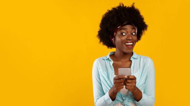 Mutlu Afro-Amerikan Kadın Cep Telefonu Mesajlaşması ve İnternet Tarayışı, Sosyal Medya Uygulaması Pembe Arkaplanda Duruyor. İletişim, Akıllı Telefon için Mobil Uygulama. Panorama