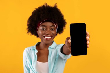 Neşeli Siyah Kalçalı Kadın Telefonunu Gösteren Boş Ekran Stüdyodaki Pembe Arkaplan Üzerinde Akıllı Telefon için Yeni Mobil Uygulama. Cep telefonu kavramın için harika bir uygulama. Şuna bir bak. Model