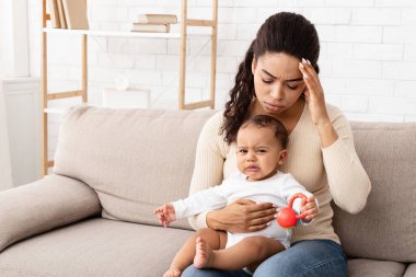 Bebeğin başı ağrıyan siyah anne evde oturup ağlayan küçük oğluyla oturmaktan acı çekiyor. Hasta anne, Aching Head 'e dokunuyor. İçeride küçük bir bebekle ilgileniyor. Sağlık Hizmetleri Konsepti
