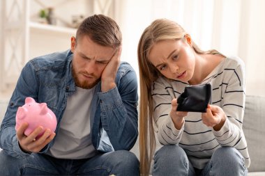 Hiç para kalmadı. Stresli milenyum çifti evde son paralarını sayıyor.