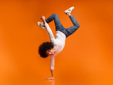 Siyah harika adam bir yandan turuncu arka planda Dengeleme