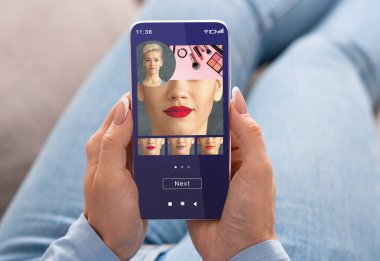 Artırılmış Gerçeklik Güzellik Uygulaması. Smartphone 'da farklı ruj renklerini deneyen kadın AR Makyaj Simülasyonu ve Yaratıcı Kolaj ile modern uygulama kullanıyor.