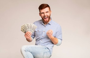 Piyango kazanın. El, Panorama, boş alan dolar hayranı olan genç yakışıklı adam mutlu