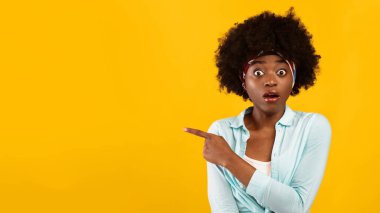 Şuna bir bak. Afro-Amerikan Milenyum Kadını 'nın Pembe Stüdyo Arkaplanının Üzerinde Mesaj Reklamı İçin Uzayı İşaret Etmesine Şok Oldum. Büyük Teklif
