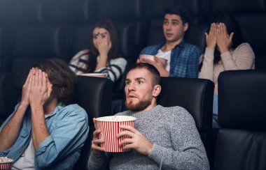 Korku filmi gecesi. Korku filminin ilk gösterimini izleyen korkmuş izleyiciler.