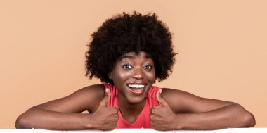 Moda Konsepti. Bushy Afro-Amerikan Kadın Sahne Arkaplanı Üzerinde Moda Kıyafetlerle Dolu, Kameraya Gülümseyen. Yaz Eğilimleri
