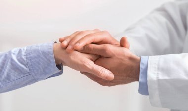 Yaşlılar sağlık destek konsepti. Doktor, tıbbi muayenede yaşlı kadının elini tutuyor. Kapatın.